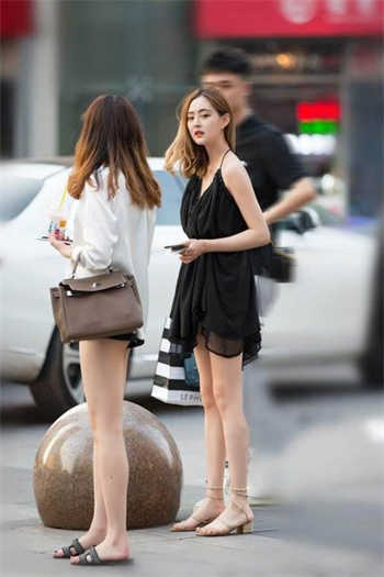 在庄园工作的妻子们图片