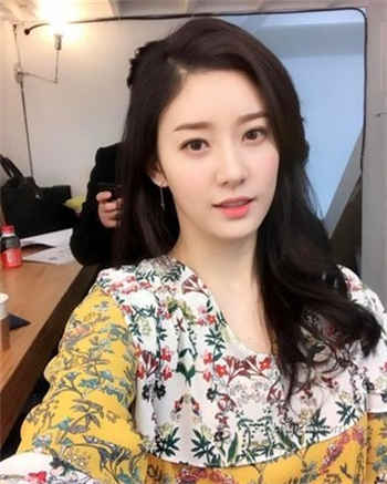 吃间在电车用藐视的目光看