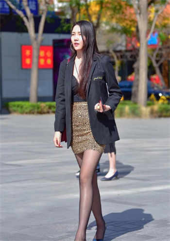 我和直男体育生在浴室