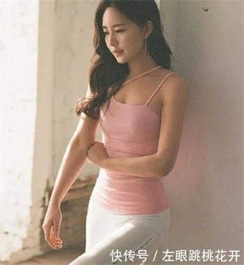 女保险员到我家做保险