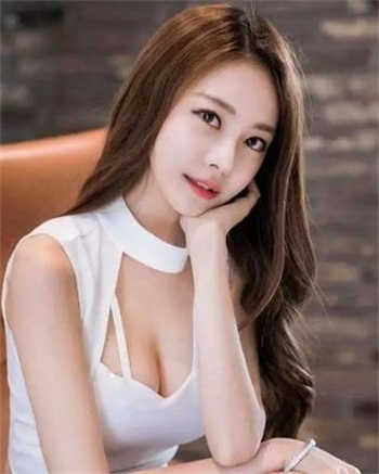 他虐打她肿胀的花蒂