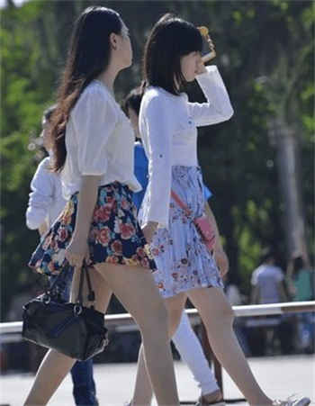 监控实拍女子当街大便
