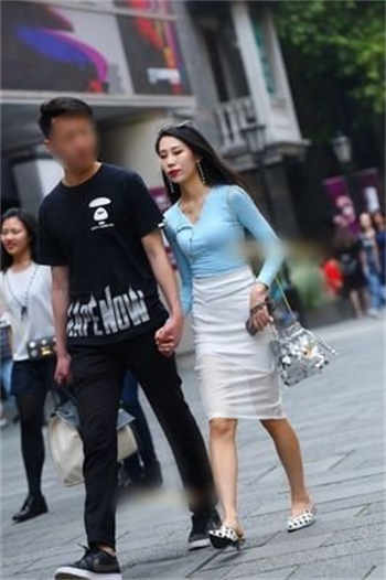 兄妹俩趁着妈妈扫地