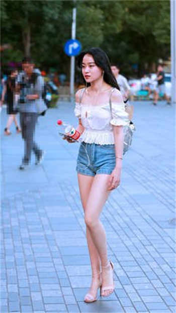 美女裸露天无档视频 视频