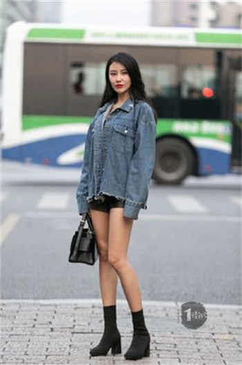 女子在酒吧喝醉被丢垃圾