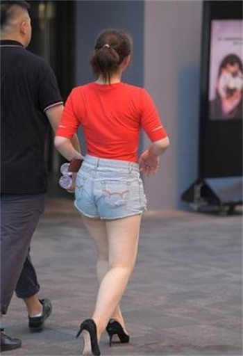 nancy2分13秒换衣服