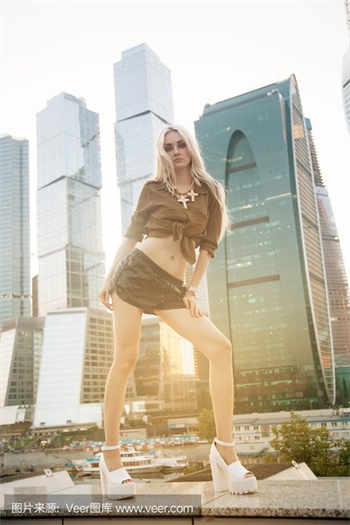 一女子为免房租使用美人计